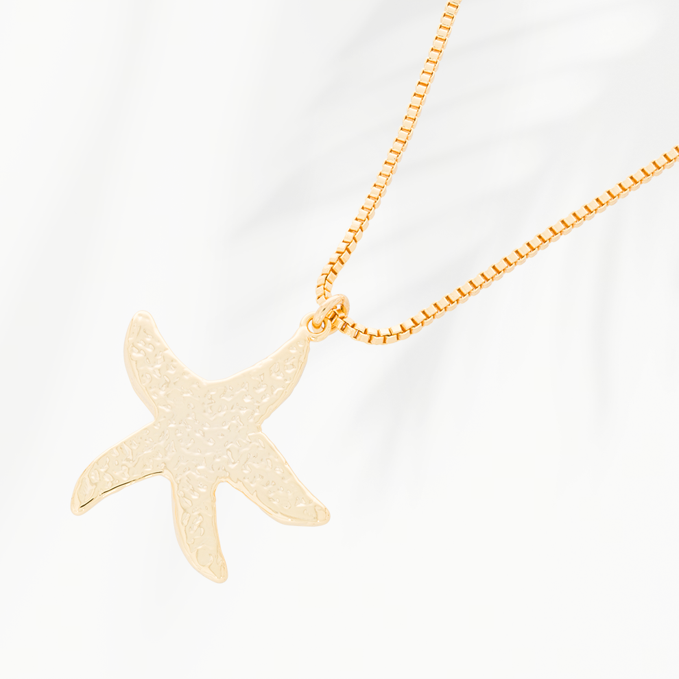 Close-up van de goudvergulde damesketting Star van SummerGear met een zeesterhanger met bewerkt oppervlak en fijne schakels