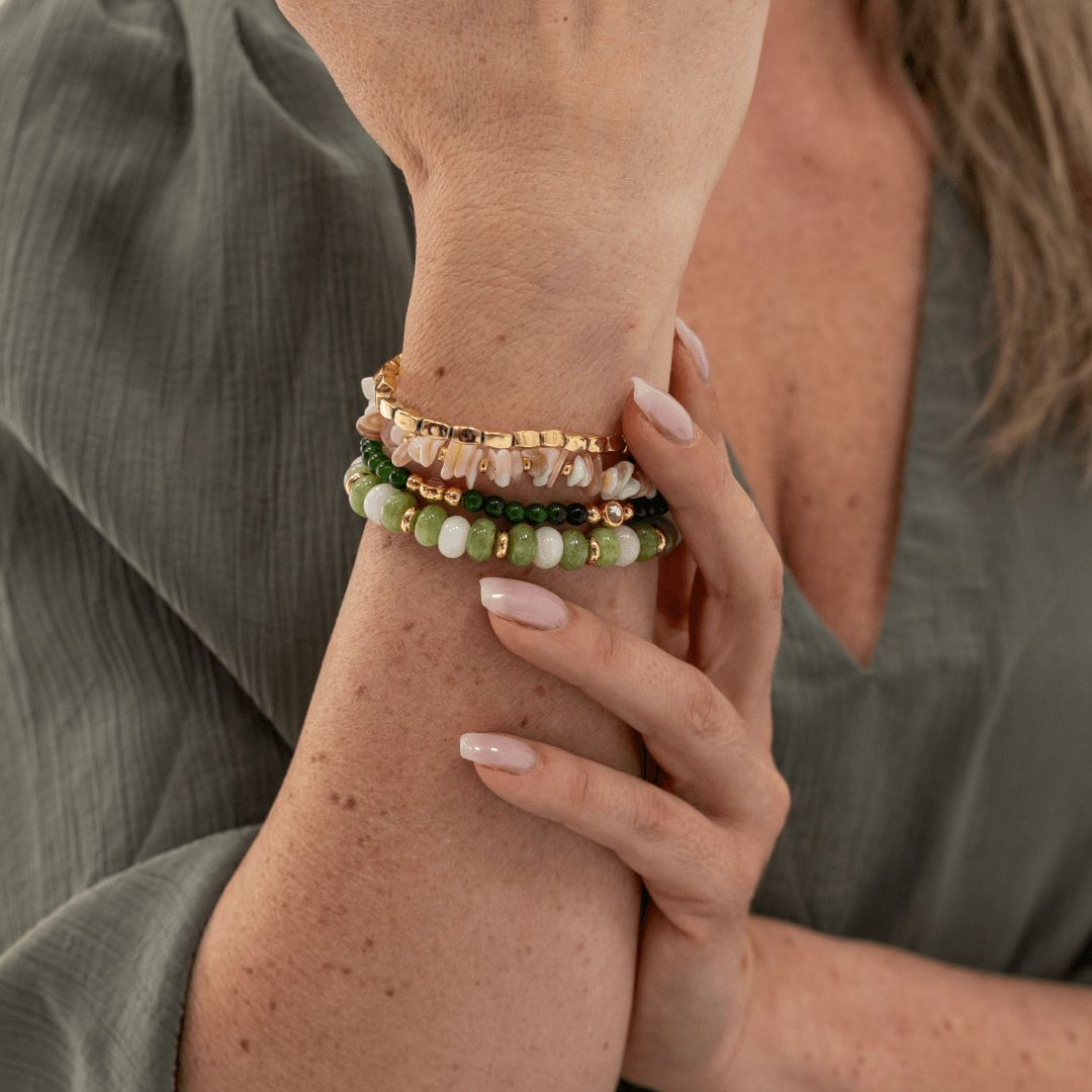 Jade Bloom armband met groene natuursteen kralen gedragen om de pols