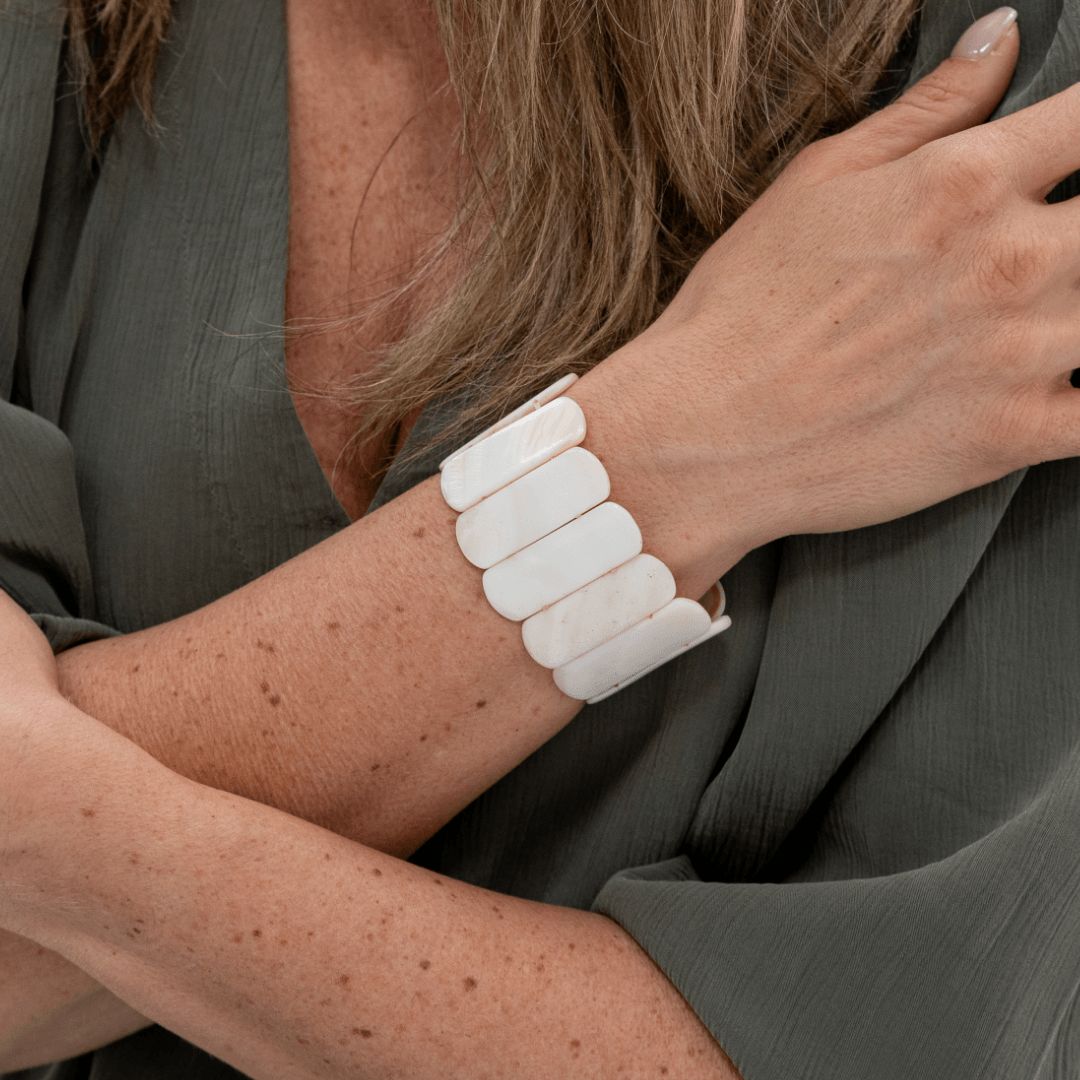 Elastische parelmoer armband Cove Ivory met afgeronde ivoorwitte parelmoer delen
