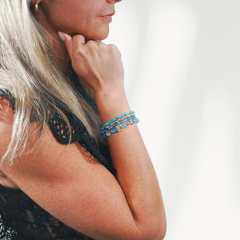 Model draagt Solena Blue Coast dames armband met blauwe kralen