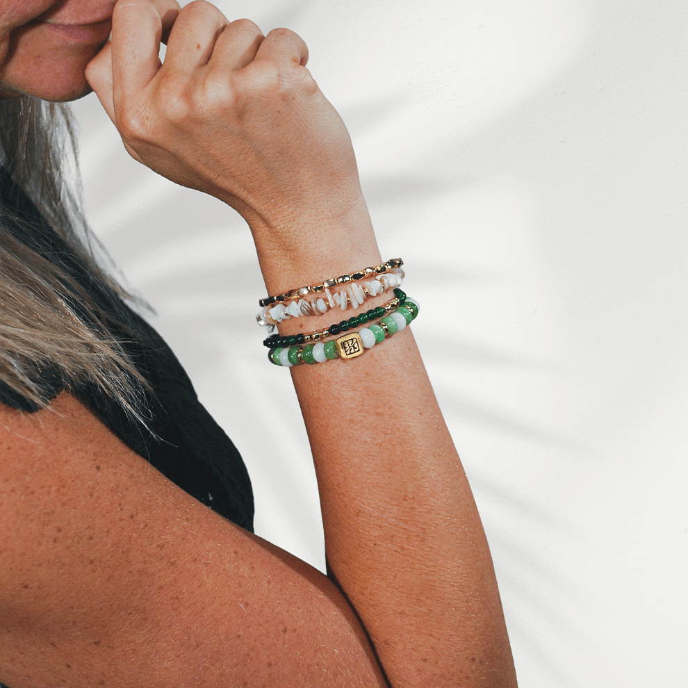 Solena Jade Bloom dames armbanden van natuursteen gedragen op pols in groene tinten