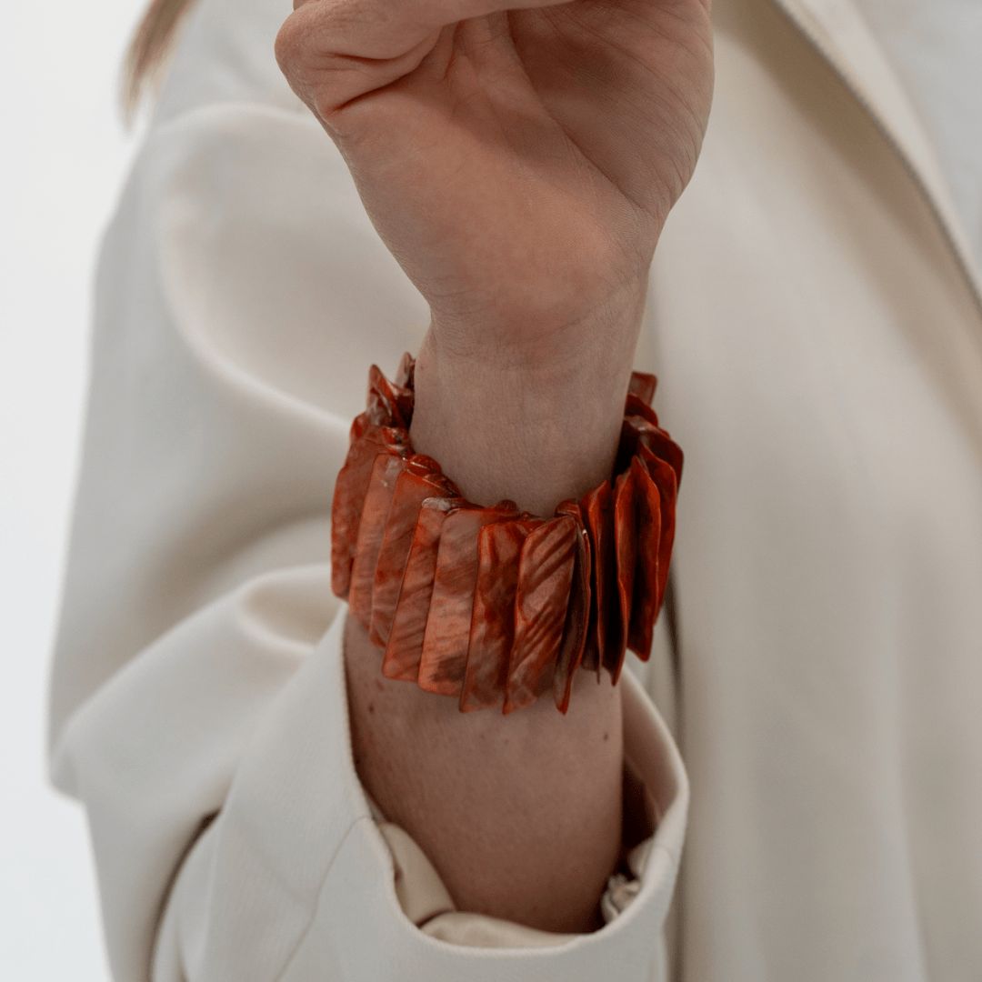 Brede parelmoer armband Amber Shell van SummerGear in natuurlijke roodbruine tinten