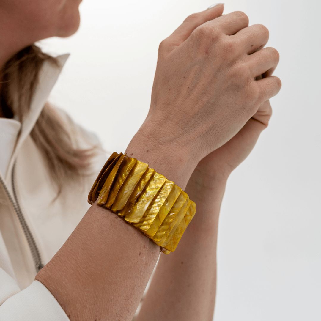 Parelmoer armband Honey Shell met warme honingkleurige glans om de pols
