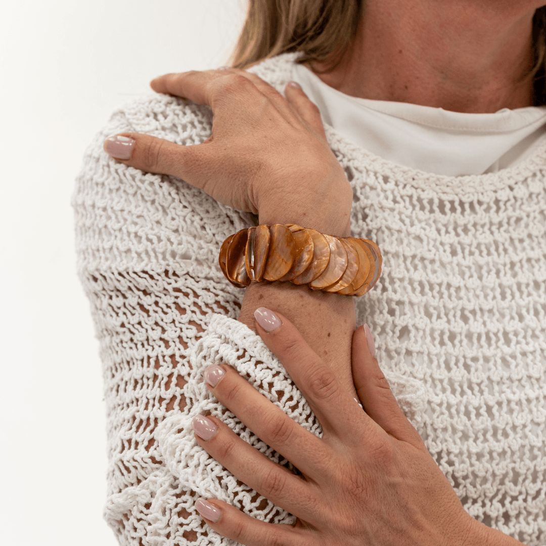 Parelmoer armband Luna Clay met warme aardetinten gedragen om de pols