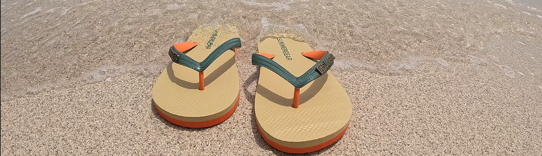 Slippers op strand groen oranje