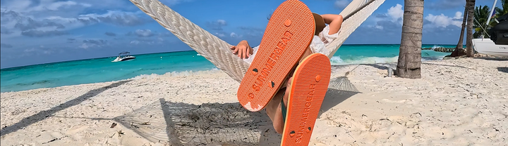 Dame op hangmat met teenslippers van SUmmerGear