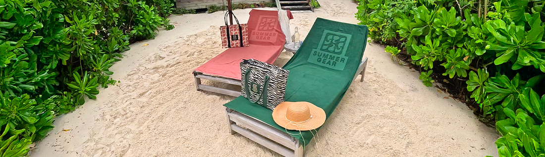 Strandlakens op ligbedden bij het strand met strandtassen.