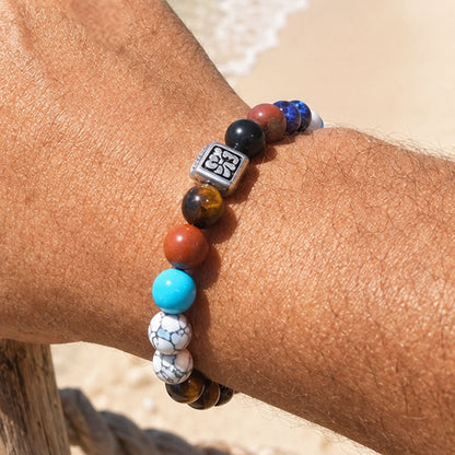 Turquoise natuursteen kralenarmband voor heren om een mannenpols op het strand.