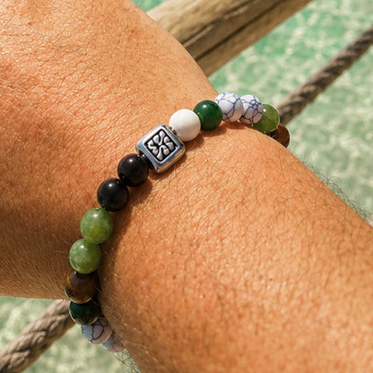 Groene natuursteen kralenarmband voor heren om een mannenpols bij het water.