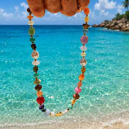 Natuurstenen kralenketting Color Ritual met kleurrijke kralen bij helderblauwe zee