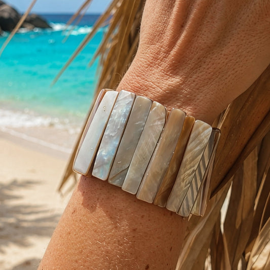 Parelmoer armband Sand Shell met brede lichte parelmoerschakels gedragen bij zee