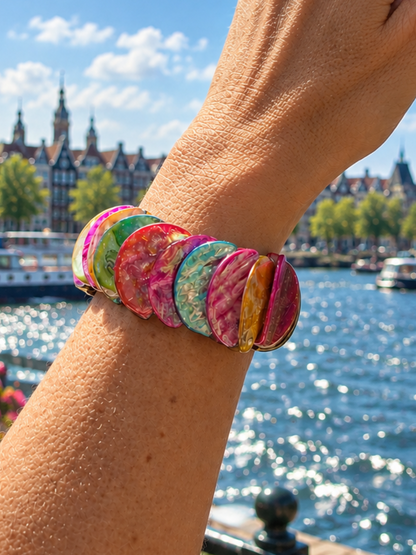Brede parelmoer armband Luna van SummerGear in multicolor, gedragen om de pols