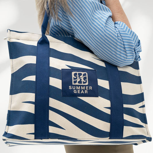 Model met de blauw-witte Onda Tote Bag van SummerGear over de schouder.