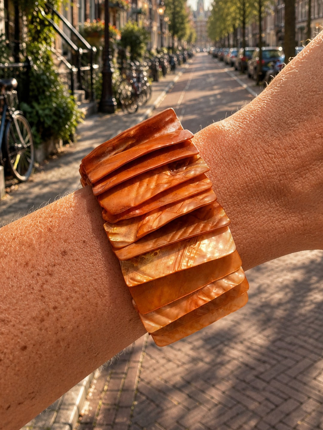 Parelmoer armband Amber Shell van SummerGear in warme amberkleur, gedragen om de pols