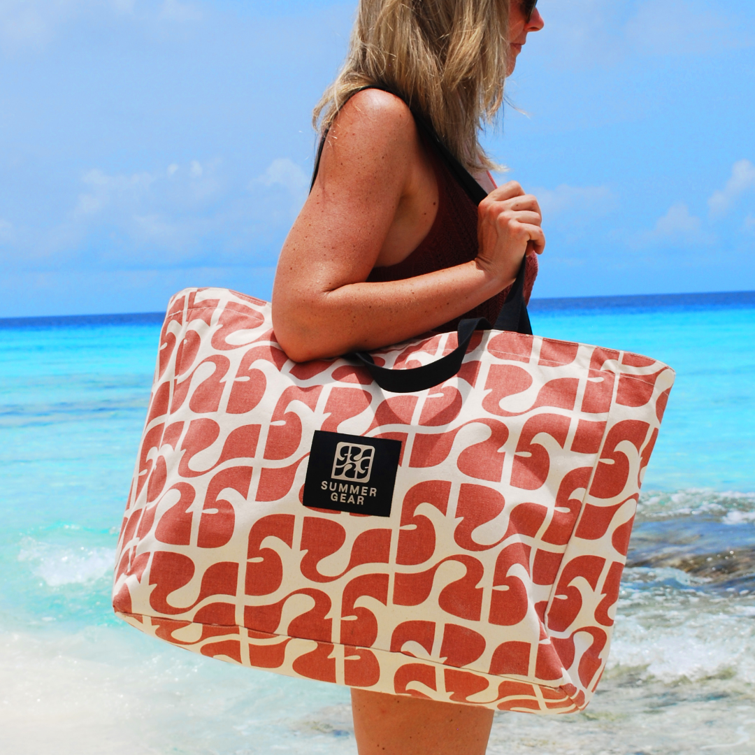 Roze SummerGear Amora strandtas gedragen op het strand met ruime inhoud voor een dag buiten