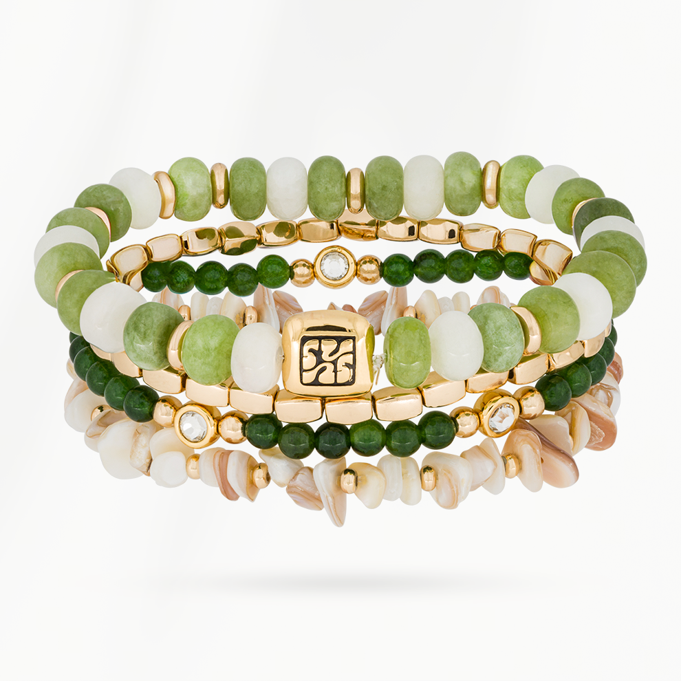 Jade Bloom armbandenset van SummerGear met vier armbanden van groene en witte kralen, schelpdetails en goudkleurige accenten.