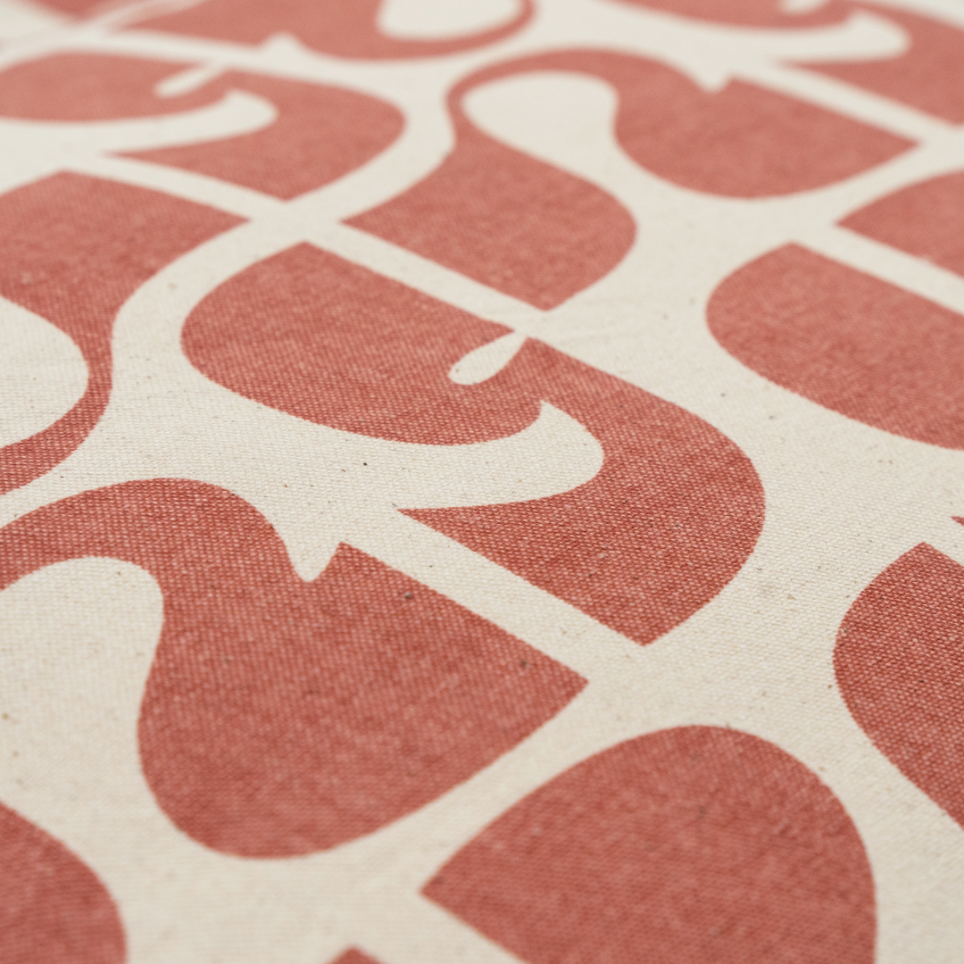 Grote strandtas Amora XL van  canvas in de kleur naturel en roze close up van de stof