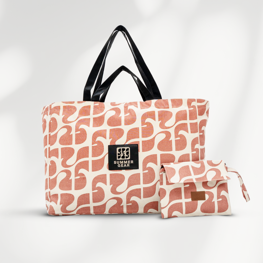 Grote strandtas Amora XL met 2 handvaten die volledig afsuit met rits van  canvas in de kleur roze en naturel en gratis clutch