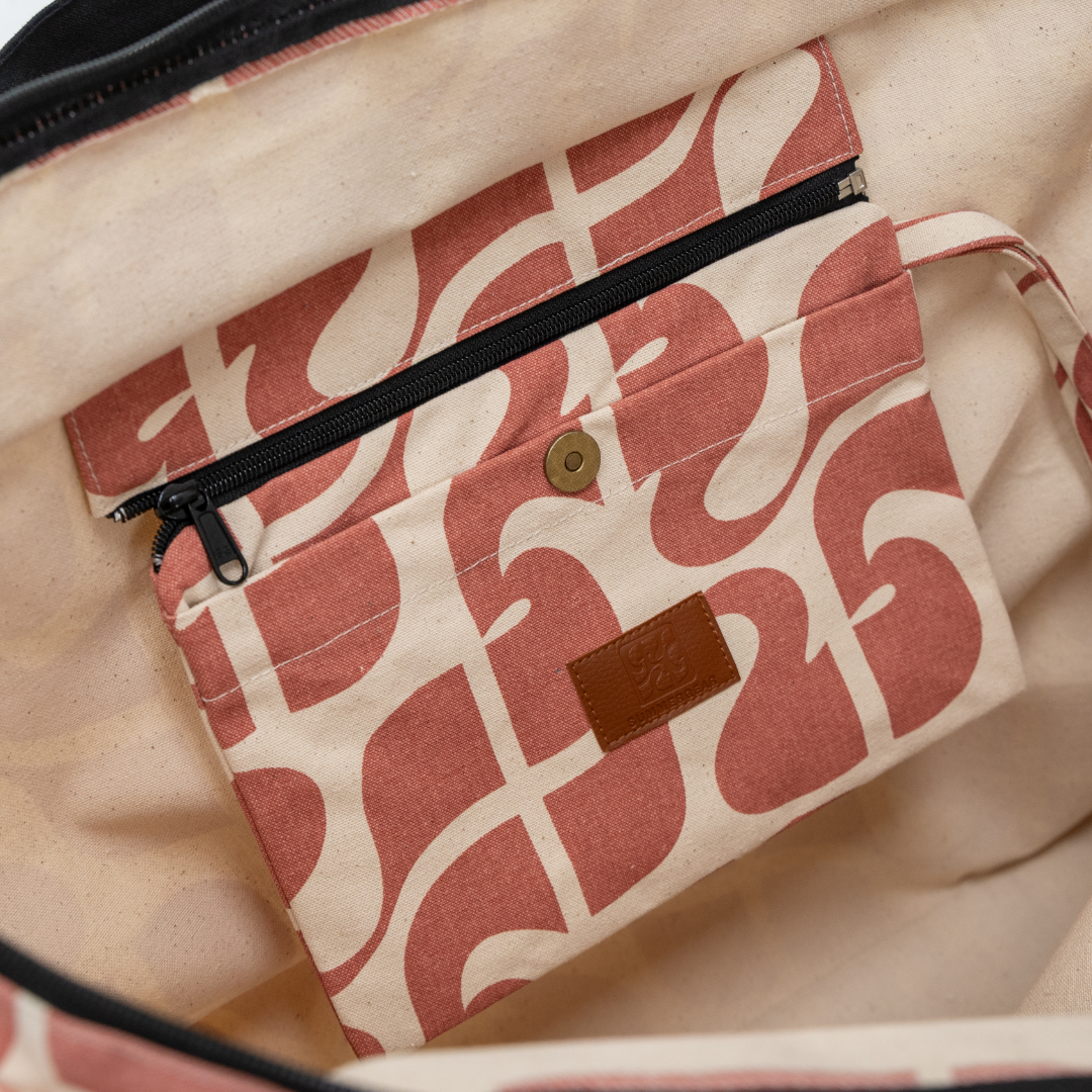 Grote strandtas Amora XL van  canvas in de kleur naturel en roze binnenzijde incl clutch
