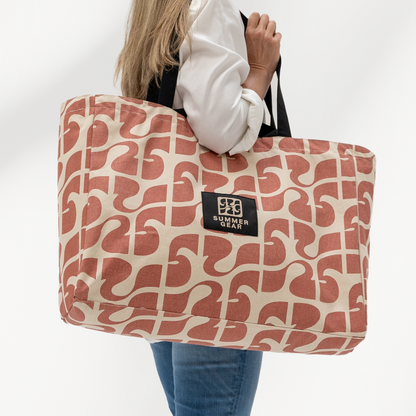 Grote strandtas Amora XL met 2 handvaten die volledig afsuit met rits van  canvas in de kleur naturel en roze gedragen door model