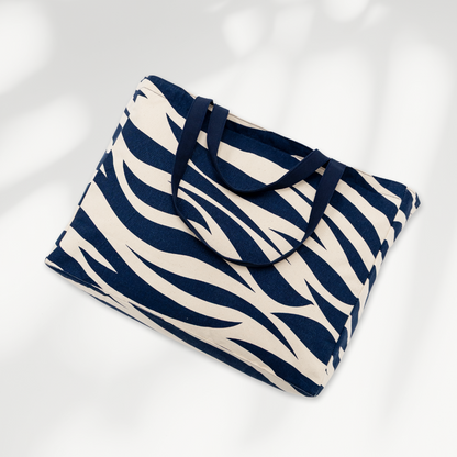 Grote strandtas Onda XL met 2 handvaten die volledig afsuit met rits van  canvas in de kleur blauw en naturel achterzijde