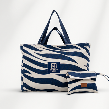 Grote strandtas Onda XL met 2 handvaten die volledig afsuit met rits van  canvas in de kleur blauw en naturel en gratis clutch