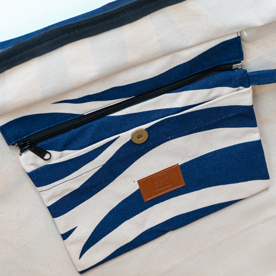 Grote strandtas Onda XL met 2 handvaten die volledig afsuit met rits van  canvas in de kleur blauw en naturel binnenzijde incl gratis clutch