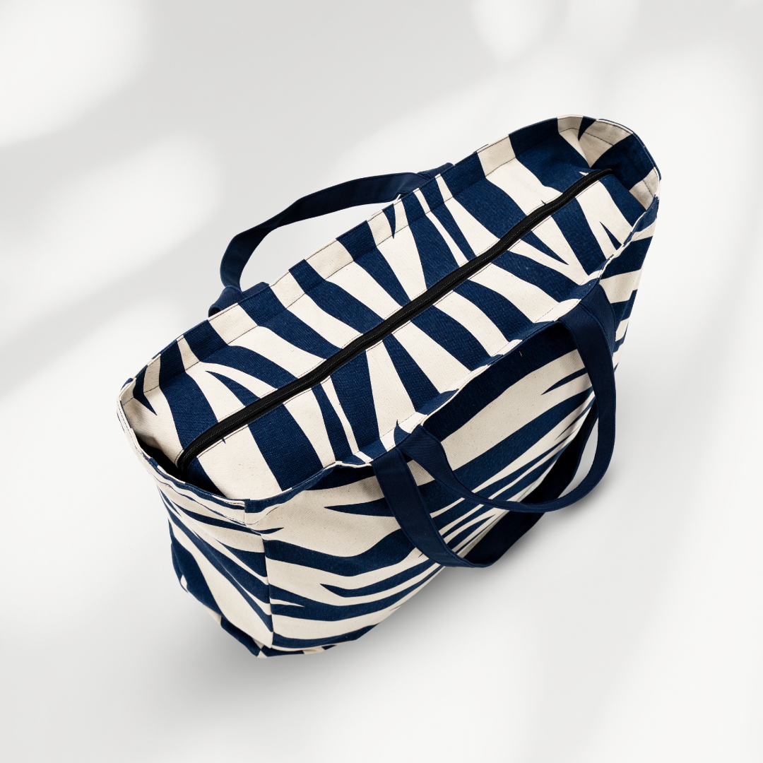 Grote strandtas Onda XL met 2 handvaten die volledig afsuit met rits van  canvas in de kleur blauw en naturel bovenzijde