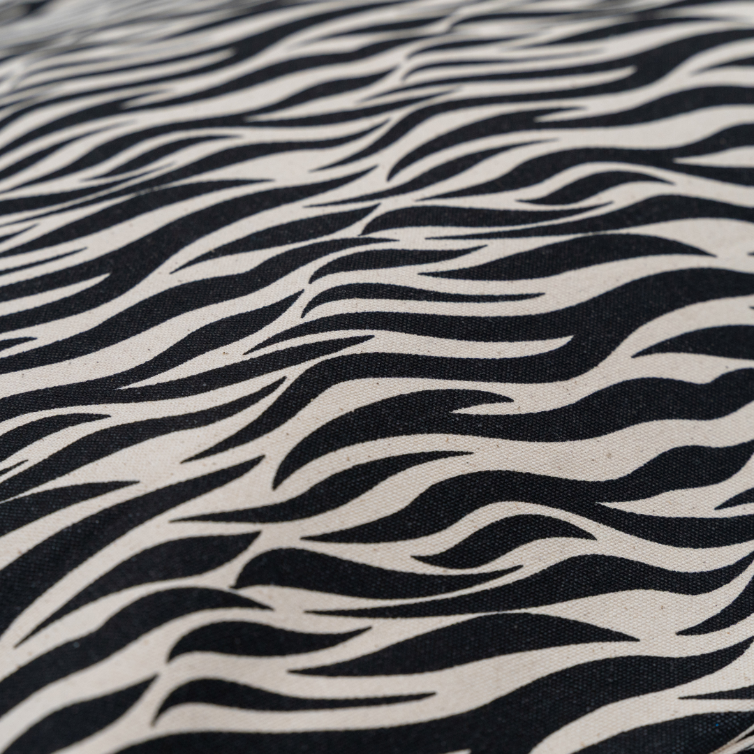 Grote strandtas Savan XL met 2 handvaten die volledig afsuit met rits van  canvas in de zeebraprint close up