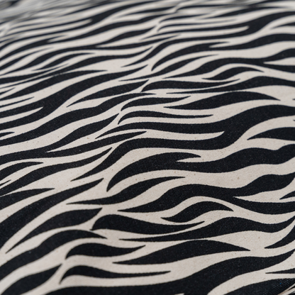 Grote strandtas Savan XL met 2 handvaten die volledig afsuit met rits van  canvas in de zeebraprint close up