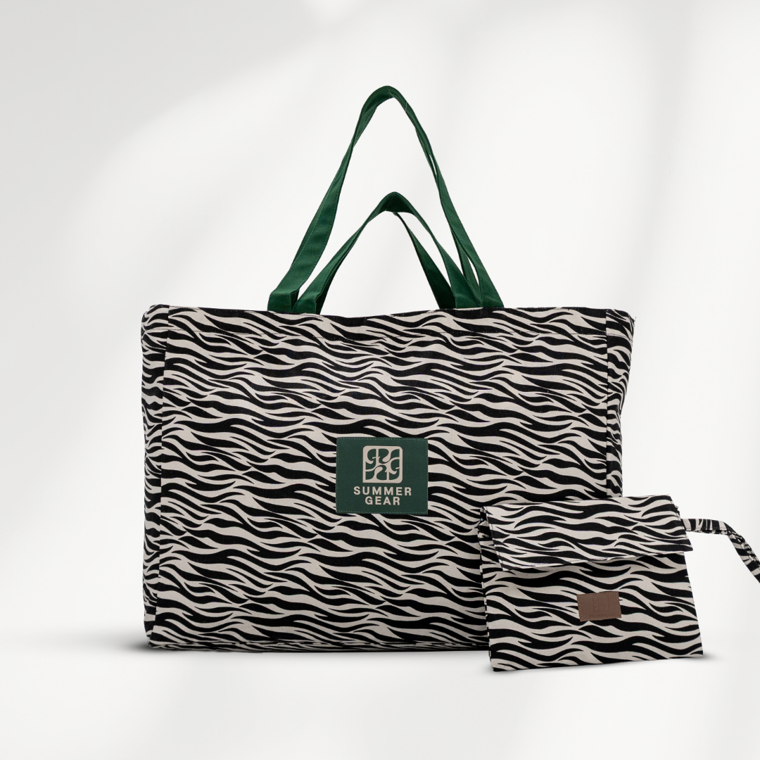 Grote strandtas Savan XL met 2 handvaten die volledig afsuit met rits van  canvas in de zeebraprint en gratis clutch