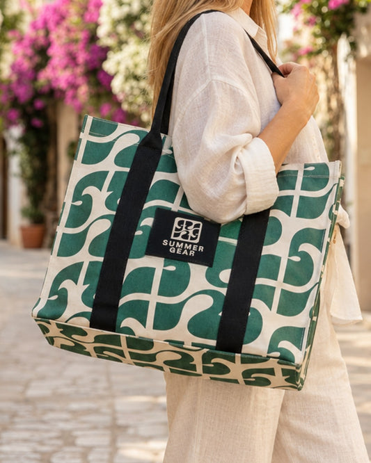 Blooming Tote Bag van SummerGear in groen en naturel, gedragen over de schouder