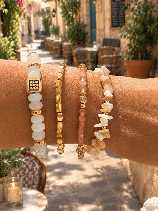 Armbandenset Blush van SummerGear met lichte kralen en goudkleurige accenten, gedragen om de pols