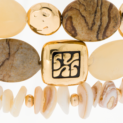 Detail van Sand Shell dames armband met natuursteen kralen en 18k gold plated accent