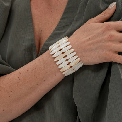 Brede parelmoer armband Ivory gedragen om de pols met natuurlijke glans