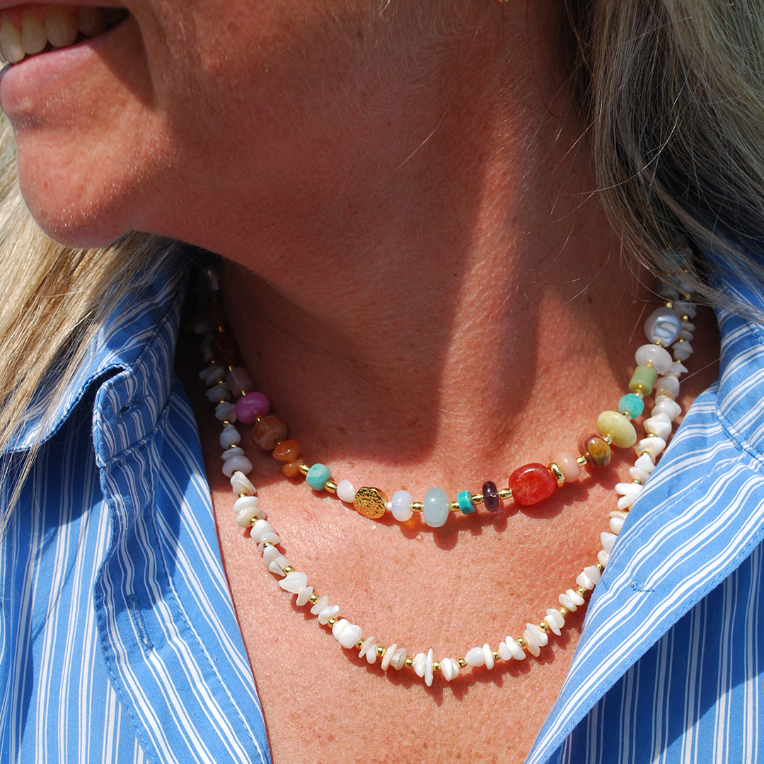 Coastline Drift ketting gecombineerd met andere sieraden bij zomerse look