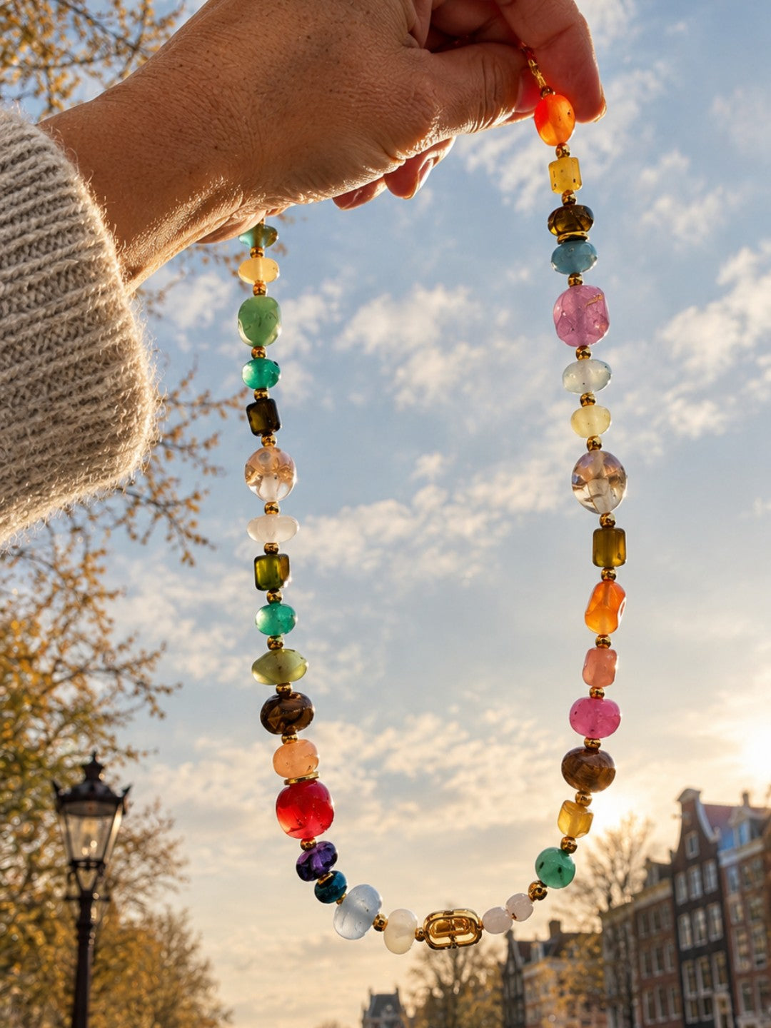 Natuursteen kralenketting Color Ritual van SummerGear met kleurrijke kralen, hangend in de buitenlucht