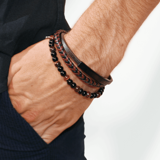 Zwarte gevlochten herenarmband van SummerGear gedragen om de pols