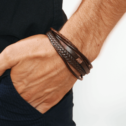 Bruine leren herenarmband van SummerGear gedragen om de pols