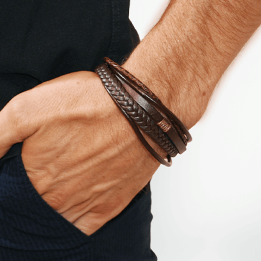 Bruine leren herenarmband van SummerGear gedragen om de pols