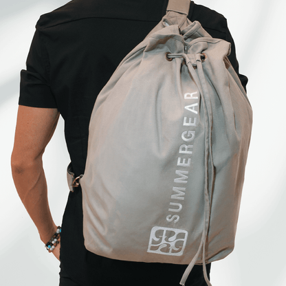 Duffel Bag sporttas grijs gedragen op de rug met verstelbare schouderband