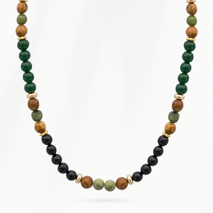 Detail van de Forest Green kralenketting voor heren met diepgroene, bruine en zwarte kralen en kleine goudkleurige tussenkralen.