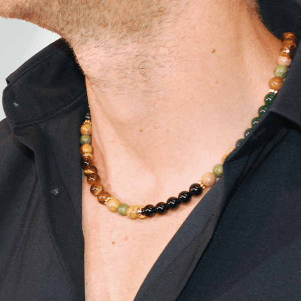 Forest Green natuurstenen kralenketting voor heren in groen, bruin en zwart, gedragen bij een zwart overhemd.