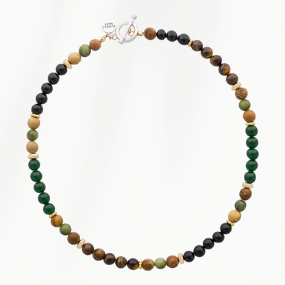 Forest Green kralenketting voor heren met groene, bruine en zwarte natuurstenen kralen, goudkleurige details en een zilverkleurige sluiting.