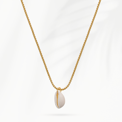 Goudvergulde damesketting Coastline van SummerGear met echte naturelwitte schelphanger op lichte achtergrond Kopiëren