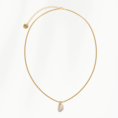 Goudvergulde damesketting Coastline van SummerGear met witte schelphanger, karabijnsluiting en verlengkettinkje op lichte achtergrond