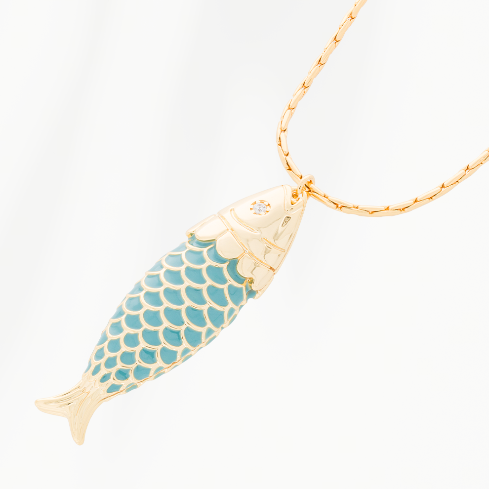 Close-up van goudvergulde damesketting Fish van SummerGear met blauwgroene vishanger, goudkleurige schubbenrandjes en steentje bij het oog