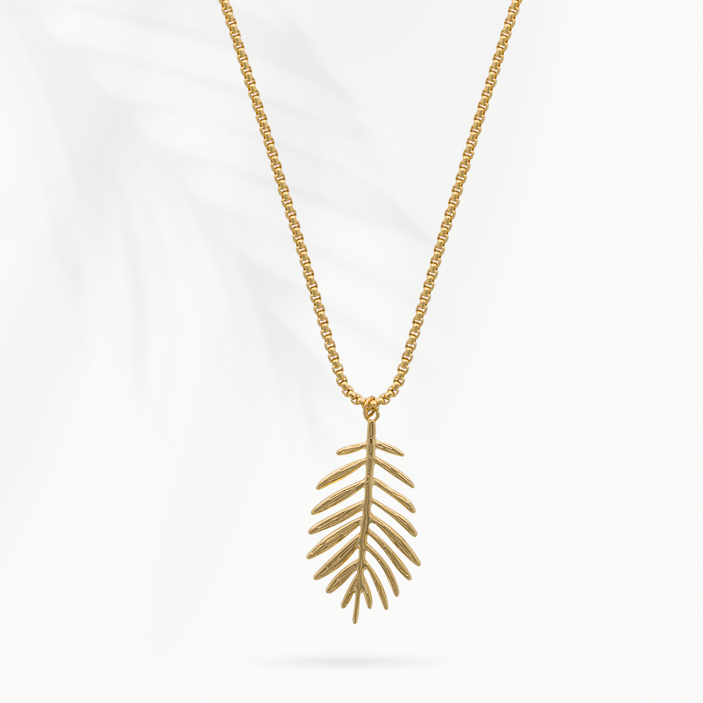 Goudvergulde damesketting Palm Leaf van SummerGear met volledige palmbladhanger, smalle goudkleurige blaadjes en fijne schakelketting op lichte achtergrond
