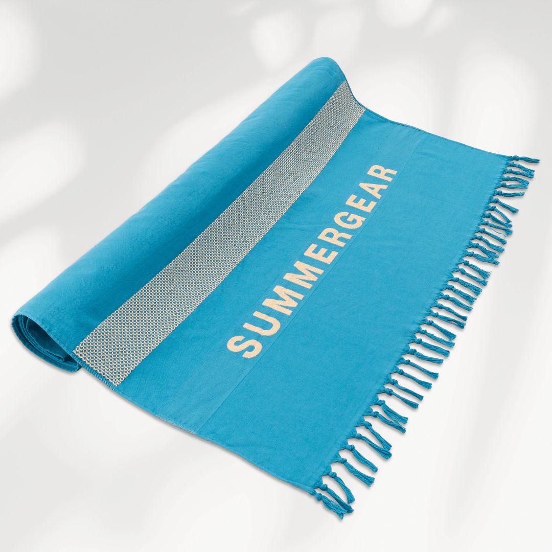 Blauwe hamamdoek van biologisch katoen van SummerGear deels opengevouwen in studio