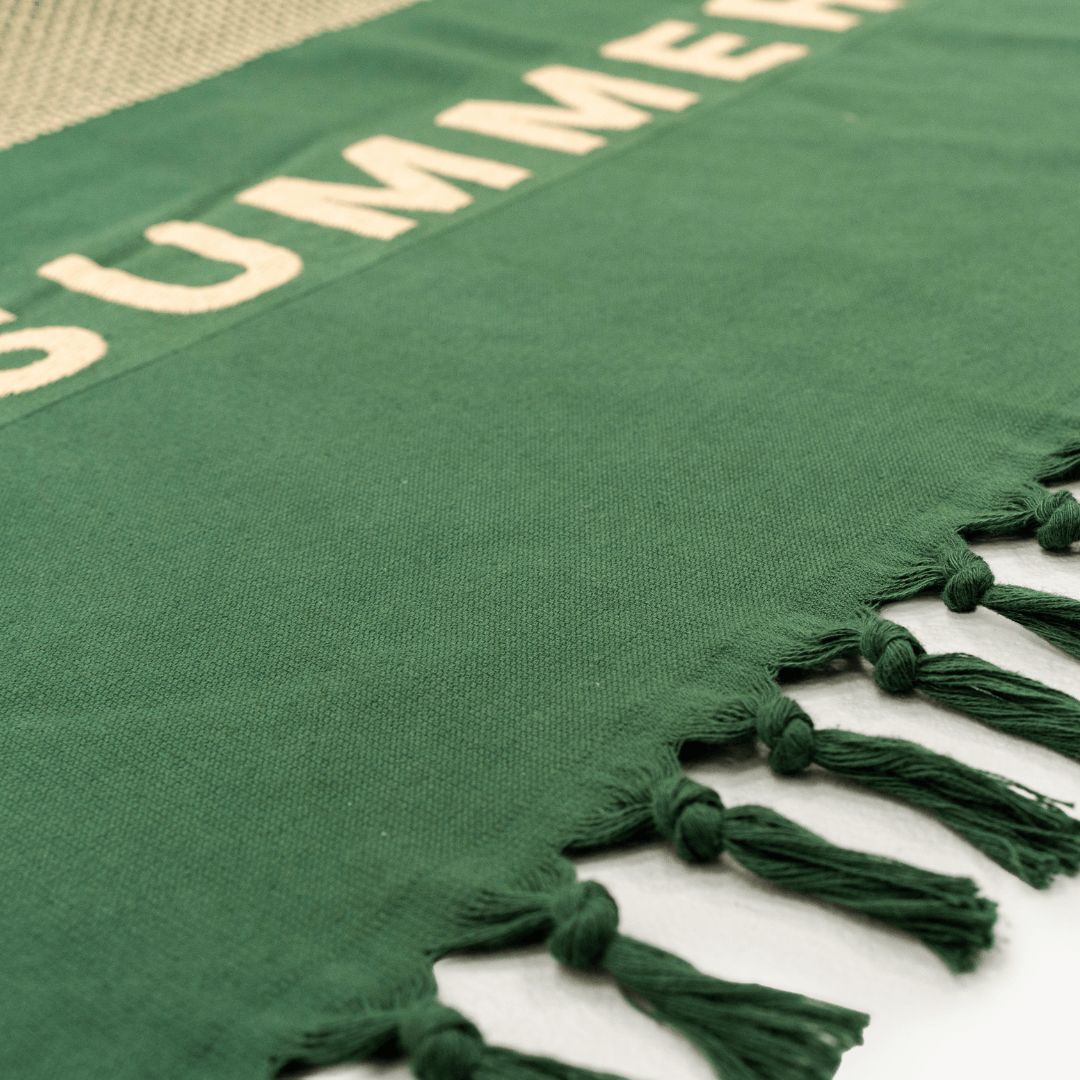 Groene hamamdoek van biologisch katoen van SummerGear met franjes detail